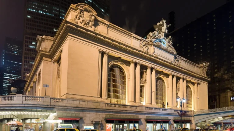 Suspeito de ataque é atingido por policial em terminal de Nova York