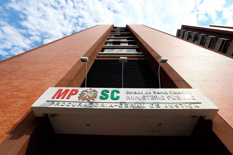 homem é denunciado pelo MPSC por estupro de vulnerável e mulher por omissão