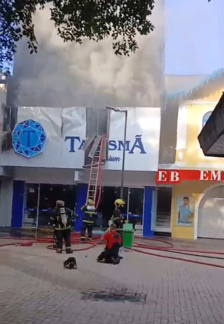 (VÍDEO) Bombeiros combatem incêndio em loja na Praça Nereu Ramos