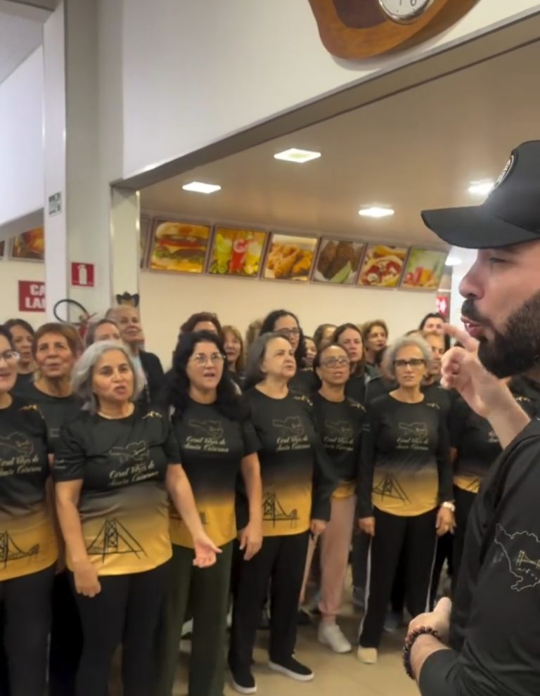 (VÍDEO) Coral de Santa Catarina encanta clientes de restaurante no PR
