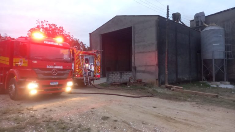 Incêndio atinge silo com 8 toneladas de grãos em Içara