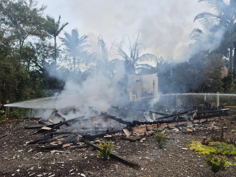 Incêndio destrói residência em Timbé do Sul