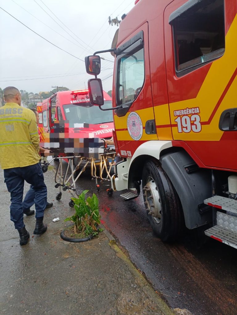 Mulher fica ferida após ter perna perfurada por grade em Criciúma