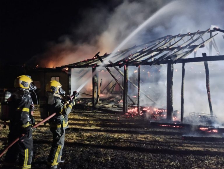 Incêndio destrói salão de festas em Içara e mobiliza bombeiros