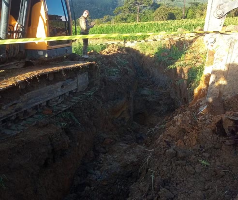 Homem morre após ser soterrado por dois metros de argila em SC