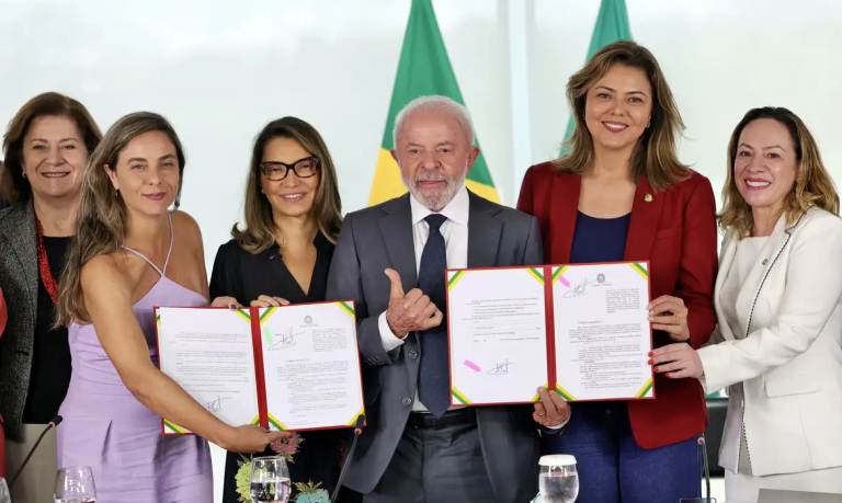 Lula sanciona leis que fortalecem combate à violência contra mulheres
