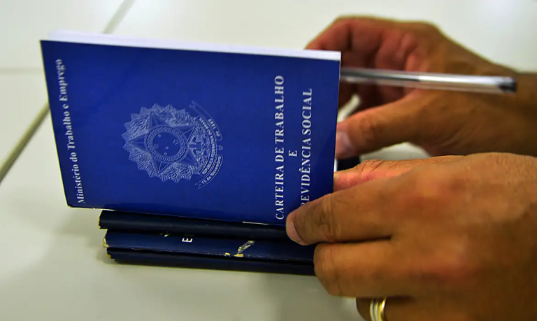Brasileiros preferem emprego com carteira assinada, diz pesquisa