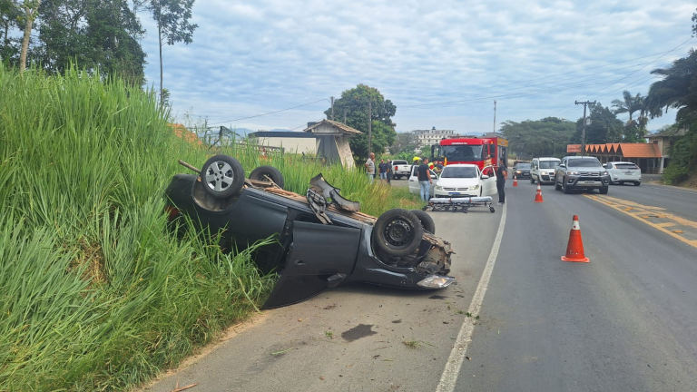 Carro capota após sair de pista na SC-370 em Braço do Norte