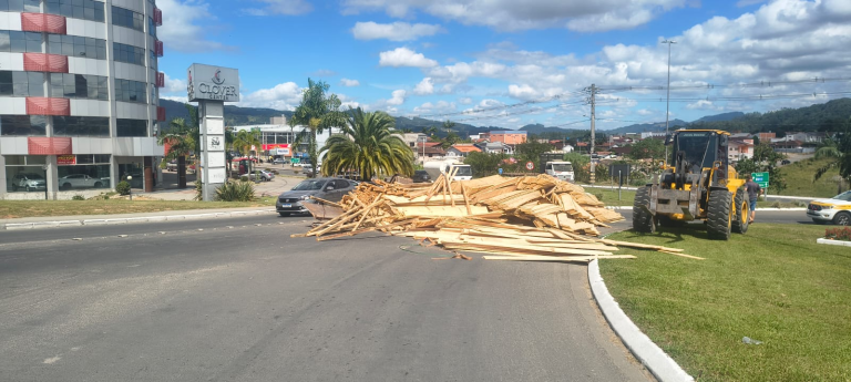 Trânsito em Braço do Norte é interrompido por queda de carga de madeira