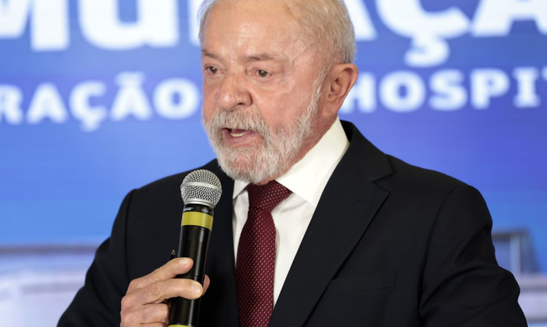 Lula diz que mundo não dá direito a Trump ameçar um país