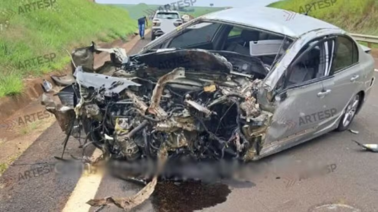 (vídeo) Câmera mostra momento que carro colide contra caminhão em SP