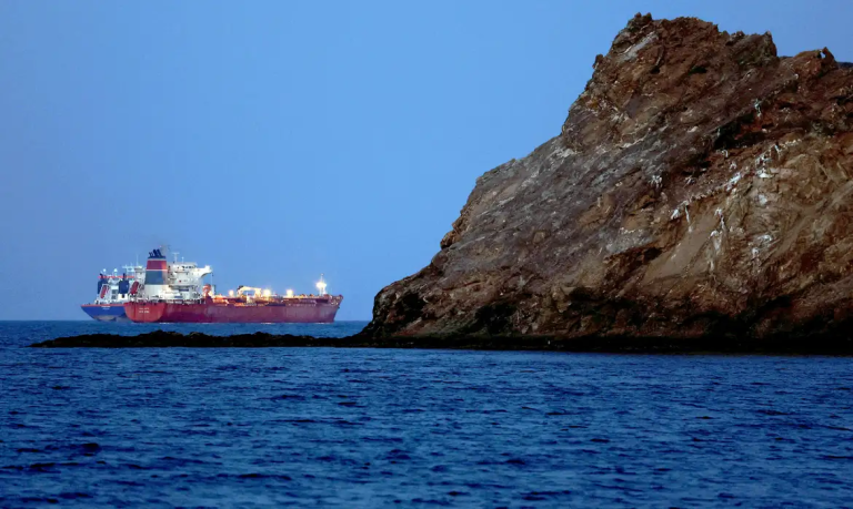 Irã diz que fechará Ormuz caso bloqueio naval dos EUA persista