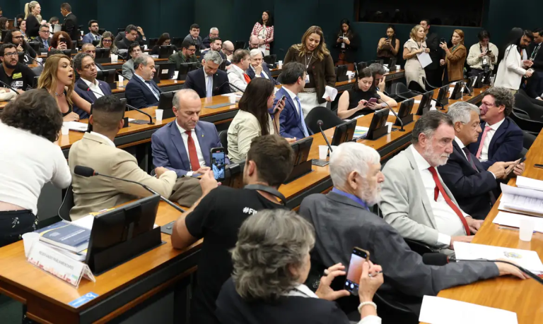 Votação da PEC do fim da 6×1 é adiada na CCJ da Câmara