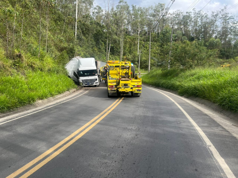 Rodovia SC-390 é interditada após caminhão tombar em Lauro Müller