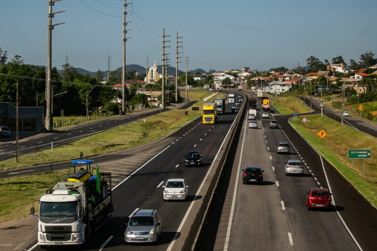 ViaCosteira espera mais de 770 mil veículos nas estradas durante o feriado
