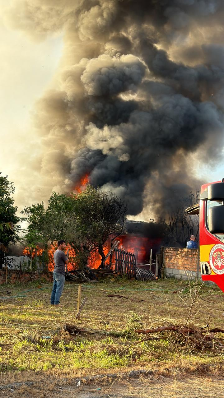 Incêndio em entulho destrói parcialmente casa em Cocal do Sul