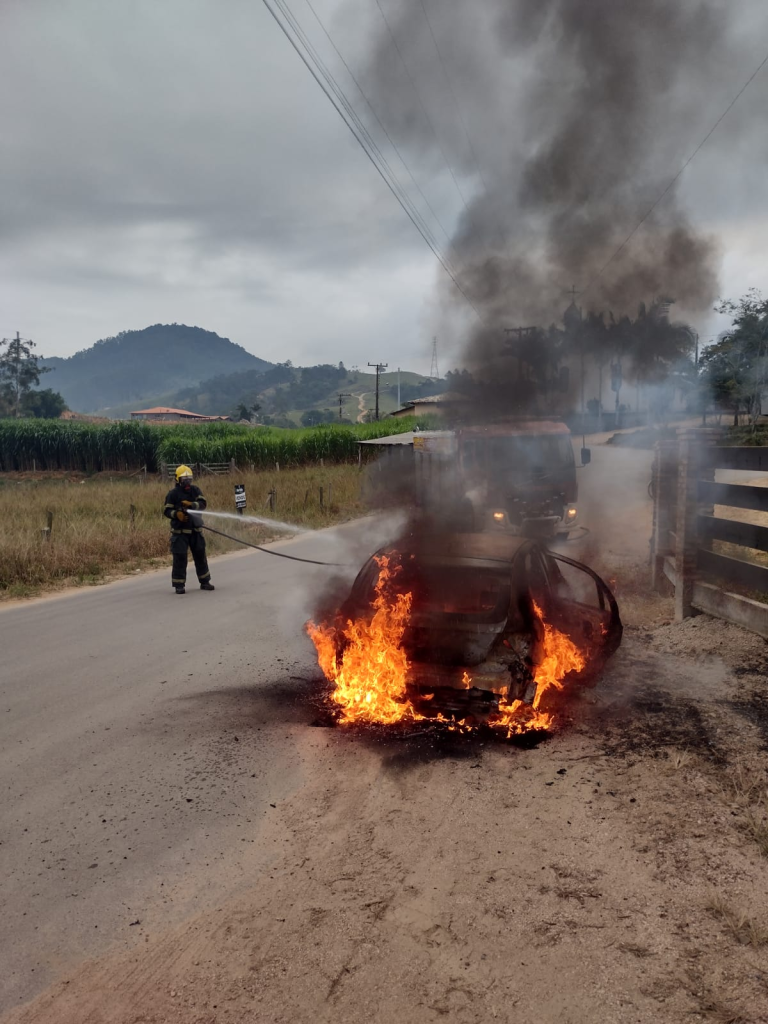 Carro é totalmente destruído por incêndio em São Ludgero