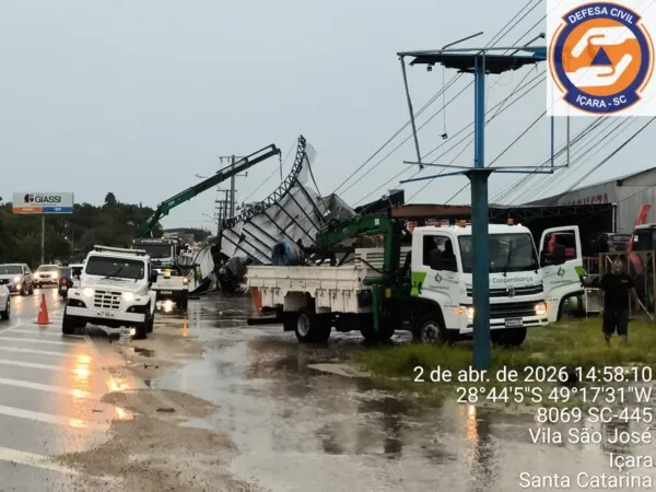 (vídeo): Forte chuva causa estragos e queda de energia em SC
