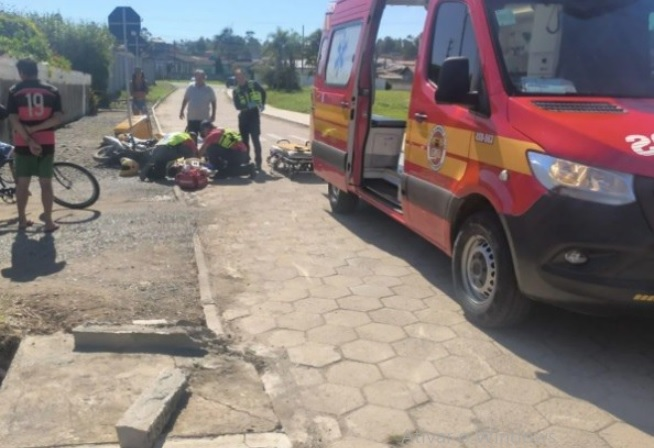 Motociclista fica ferido após colidir contra carro em Criciúma