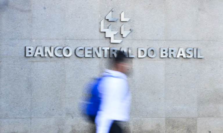 Juros elevados fazem pressão sobre envidamento das famílias persistir