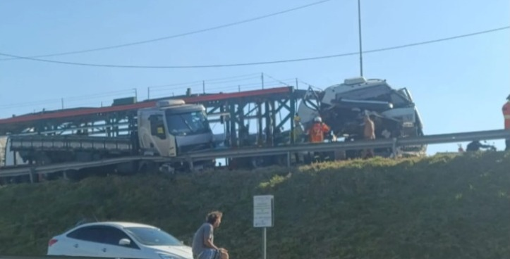 Acidente entre dois caminhões gerou lentidão na BR-101