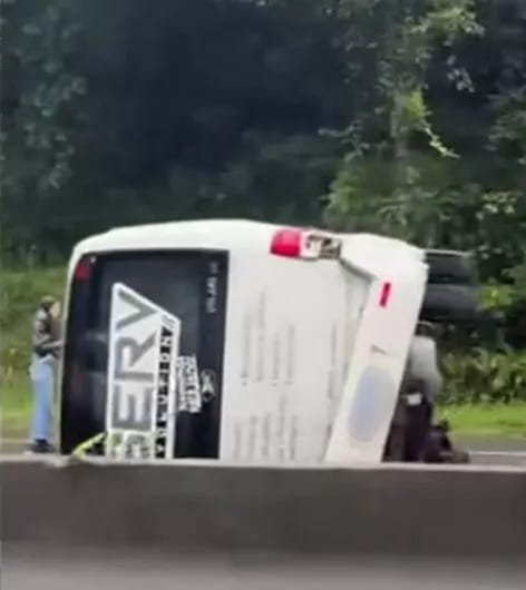 (vídeo) Micro-ônibus tomba e bloqueia a BR-101 em Biguaçu