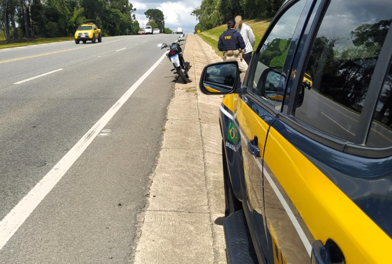 (vídeo) Motociclista fazendo a manobra “Superman” é preso pela PRF