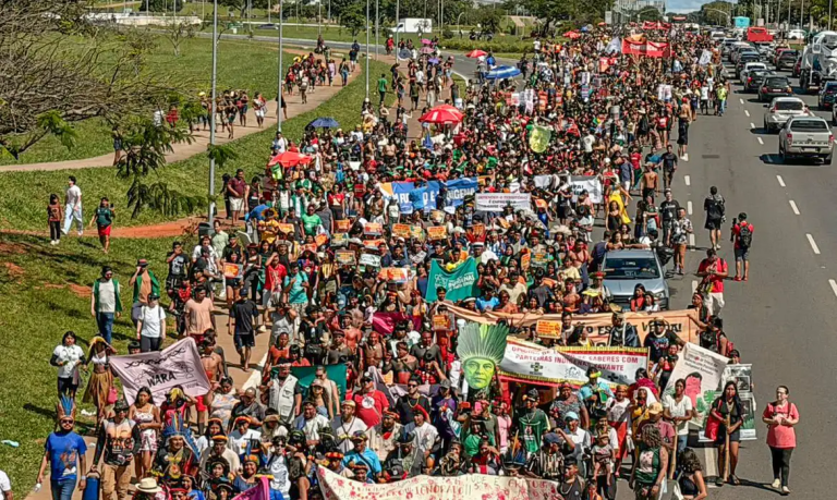 Esplanada dos Ministérios é ocupada por indígenas de todo Brasil