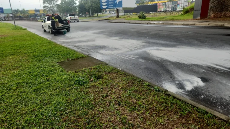 Óleo em pista causa acidentes perto de viaduto em Criciúma