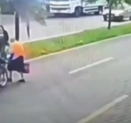 Idosa é atropelada ao atravessar a rua correndo