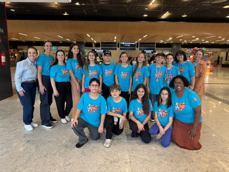 Estudantes de Criciúma desembarcam no Brasil após ouro inédito na França