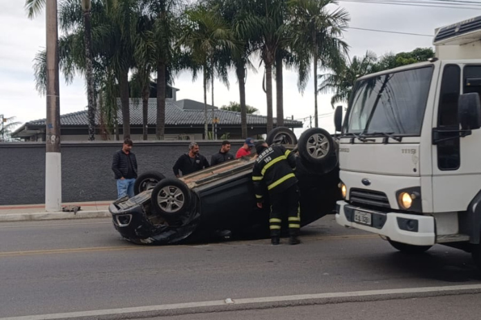 (Vídeo) Veículo capota após batida na Avenida Luiz Lazzarin, em Criciúma