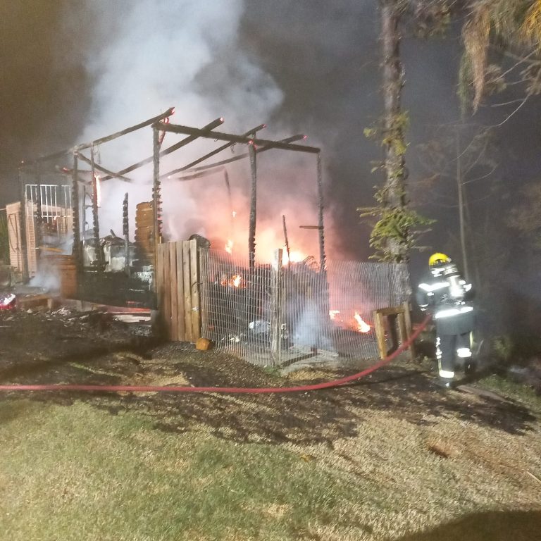 Bombeiros usam 4 mil litros de água para combater fogo em edícula