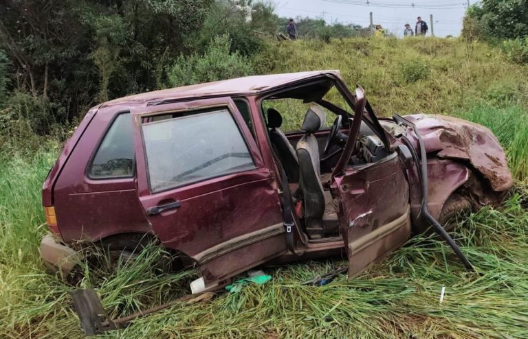 Mulher morre após carro sair da pista e capotar na SC-355