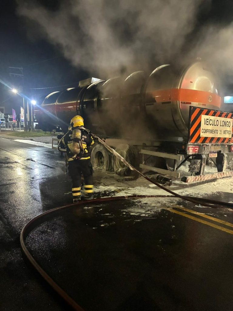 Incêndio atinge caminhão-tanque às margens da BR-101 em Tubarão