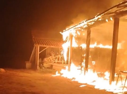 Incêndio destrói galpão de marcenaria em propriedade rural de Tubarão