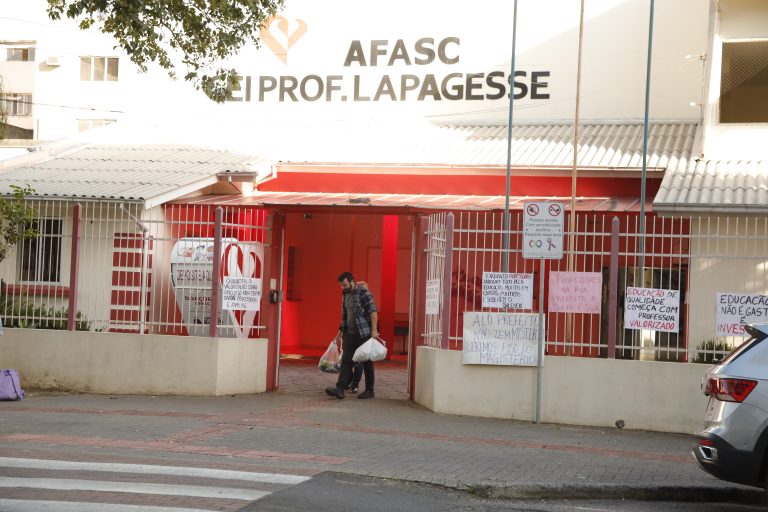 Famílias vulneráveis recebem kits de alimentos entregue pela Afasc