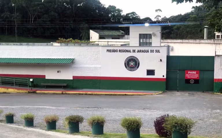 Casal suspeito de estuprar pessoas surdas em instituição é preso em SC