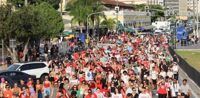Prefeitura de Floripa exonera 150 servidores da educação após greve