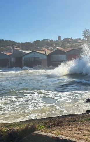 Vídeo: ressaca traz ondas que avançam orla marítima no Sul