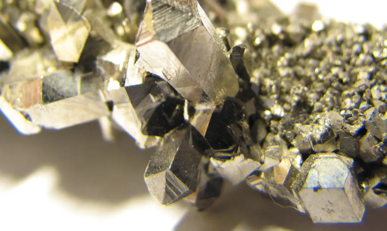 Brasil tem “vazio estratégico” em minerais críticos, segundo especialista