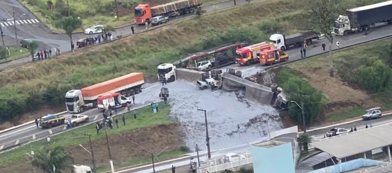 Colisão entre dois carros e carreta deixa feridos em estado grave na BR-282