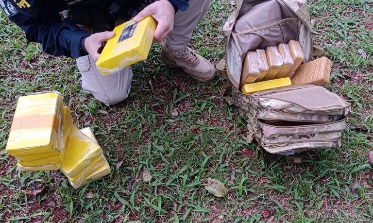 homem foge da PRF, bate em carros e acaba preso com 24 quilos de cocaína