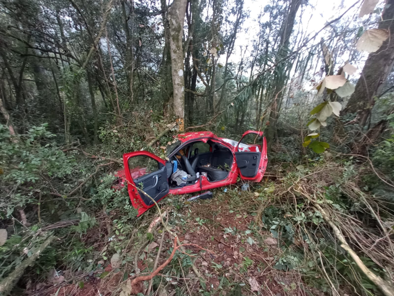Duas pessoas ficam gravemente feridas após capotamento de carro em SC
