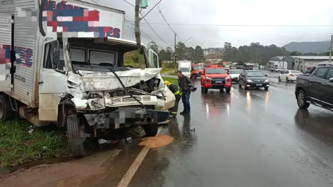 Colisão entre caminhões deixa motorista preso às ferragens