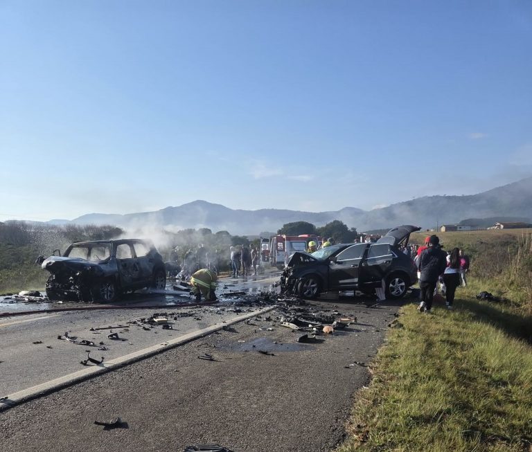 (vídeo) Grave acidente com incêndio interdita totalmente a BR-282