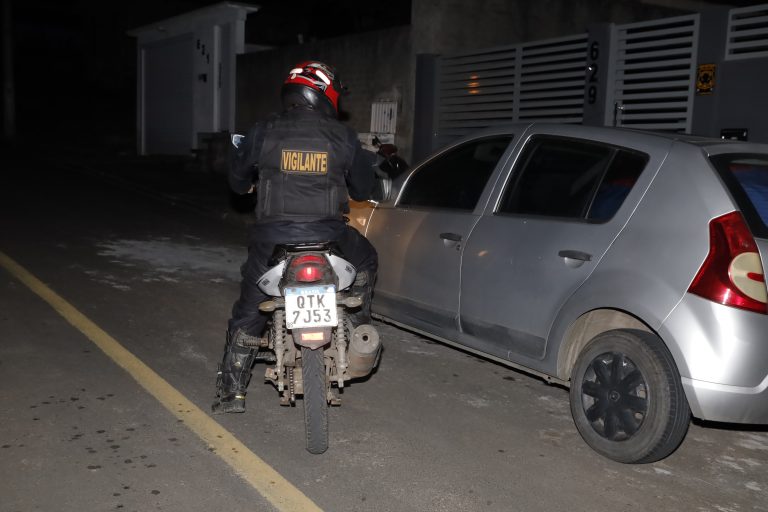 Vigilantes, profissionais que dedicam suas vidas à proteção da sociedade