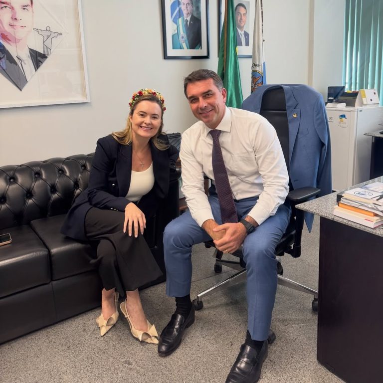 Eduardo Bolsonaro indica Júlia Zanatta para ser  vice de Flávio