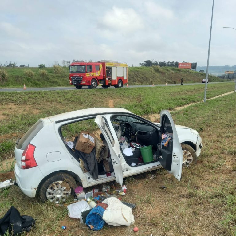 Carro capota na Via Rápida e idosa de 75 anos fica ferida