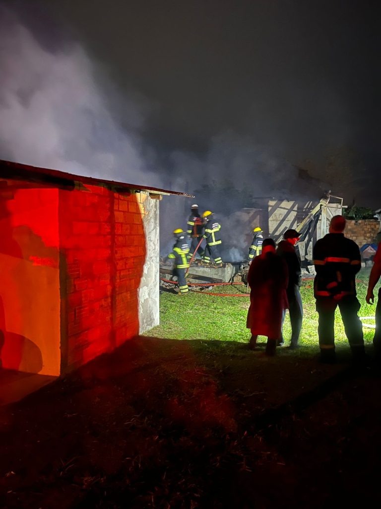 Bombeiros Voluntários evitam que incêndio atinja outra residência no Rincão